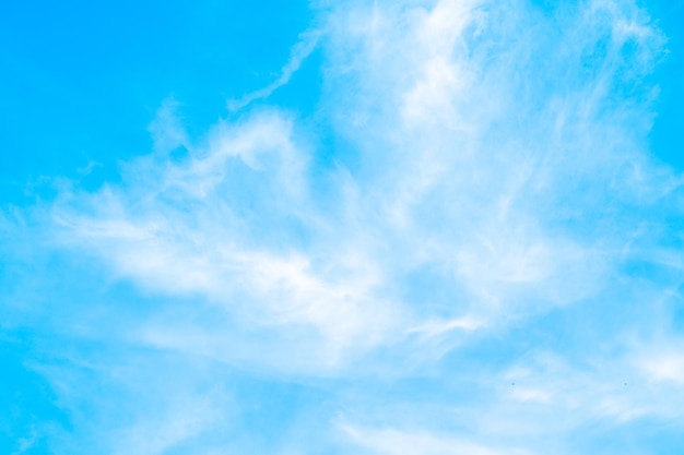 Schöne weiche weiße Wolken am blauen Himmel, perfekt für die Hintergrundregenzeit