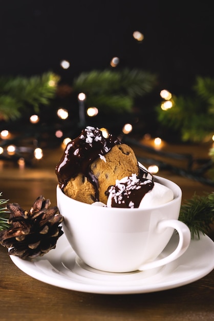 Schöne Weihnachten Hintergrund White CoffeeCup mit Cookies und Marshmallow Wooden Background