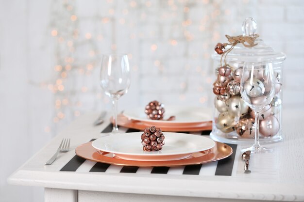 Schöne weihnachtliche Tischdekoration
