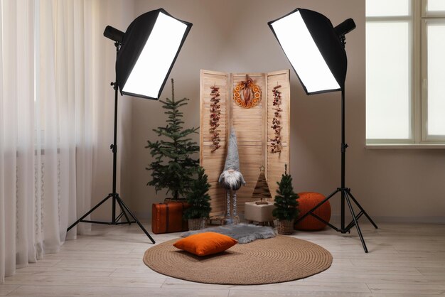 Foto schöne weihnachts-themazone mit professionellen geräten, bäumen und zwerg im raum