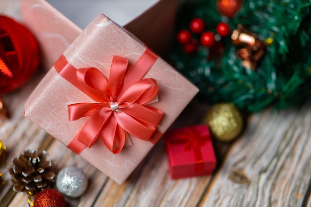 Schöne Weihnachtsbox mit einer Schleife auf dem Tisch