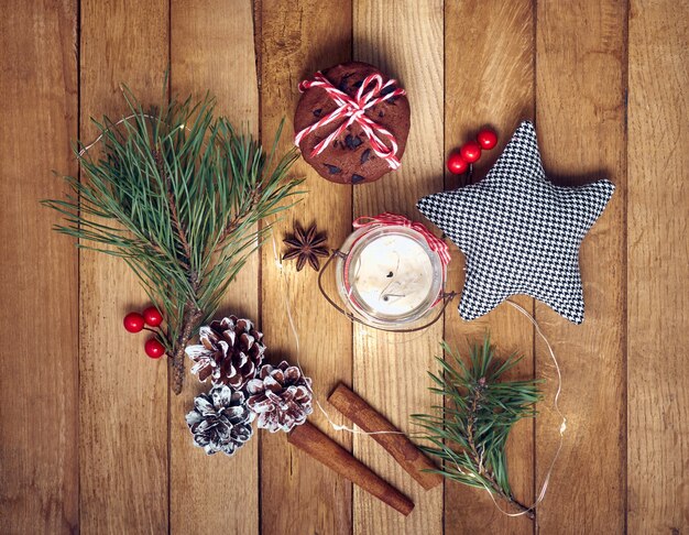 Schöne Weihnachtsdekoration auf einem Holztisch