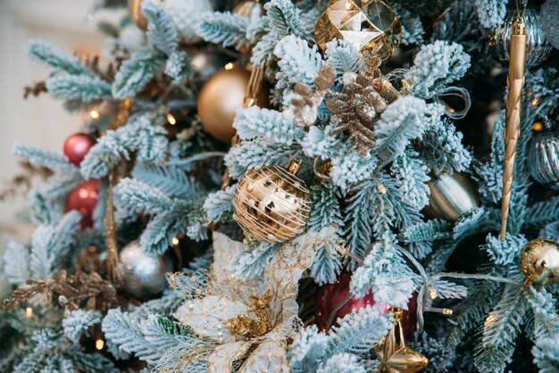 Schöne Weihnachtsdekoration eines festlichen Baumes