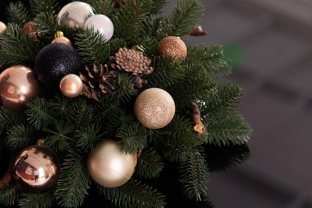 schöne Weihnachtsdekoration in einem hellen stilvollen Raum mit einem Baum und Geschenken