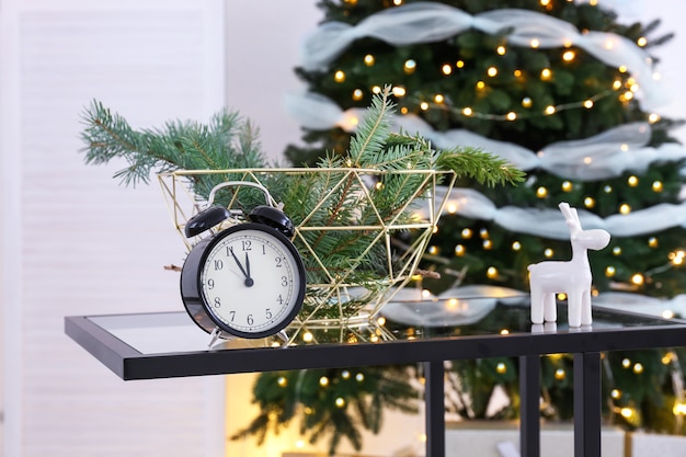 Schöne Weihnachtsdekorationen auf dem Tisch im Wohnzimmer