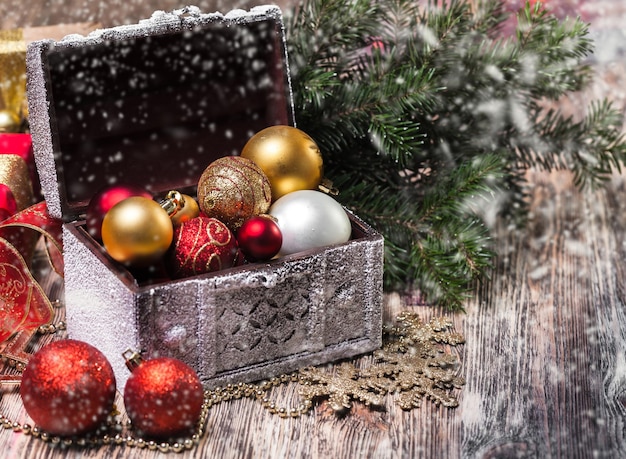 Schöne Weihnachtsdekorationen im Hintergrund