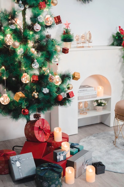 Schöne Weihnachtsgeschenke unter dem Weihnachtsbaum im Wohnzimmer