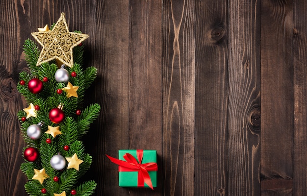 Schöne Weihnachtsgrünbaum frische Tannenzweige und Verzierungen Geschenkbox