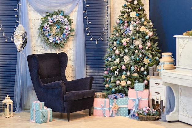 Schöne Weihnachtsinnendekoration mit Tannenbaum und Geschenken