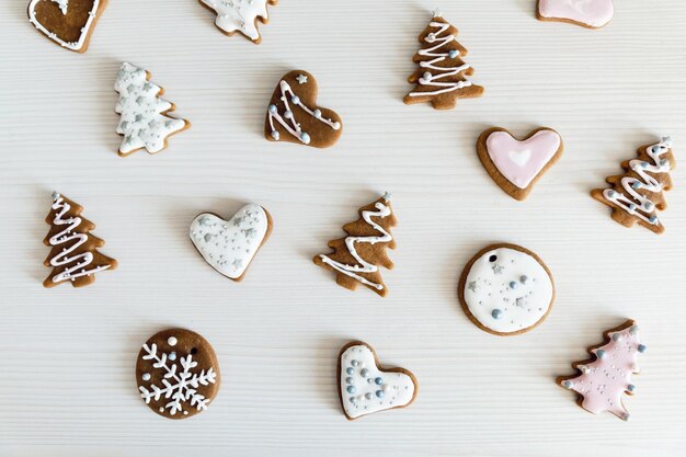 schöne Weihnachtskekse in verschiedenen Formen traditionelles Essen Weihnachtenkekse auf dem Tisch Hintergrund oberster Blick