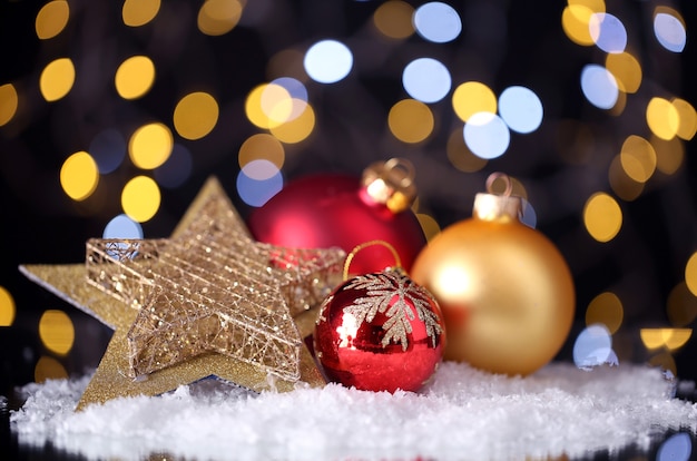 Schöne Weihnachtskomposition auf dem Tisch auf hellem Hintergrund