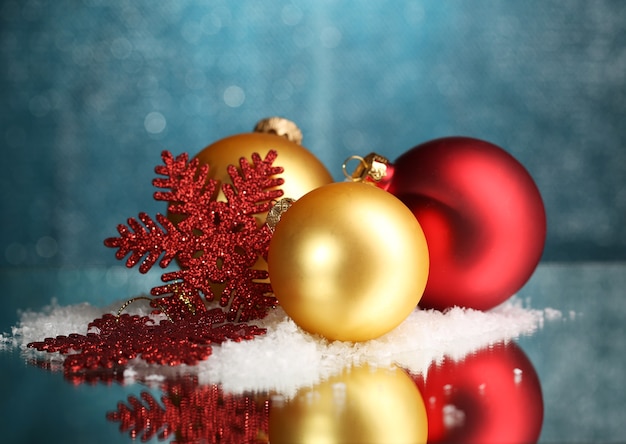 Schöne Weihnachtskomposition auf dem Tisch auf hellem Hintergrund