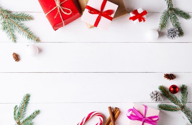 Schöne Weihnachtskomposition auf weißem hölzernem Hintergrund mit Weihnachtsgeschenkboxen. Neujahr.