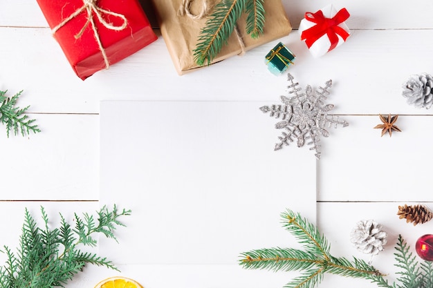 Schöne Weihnachtskomposition auf weißem hölzernem Hintergrund mit Weihnachtsgeschenkboxen