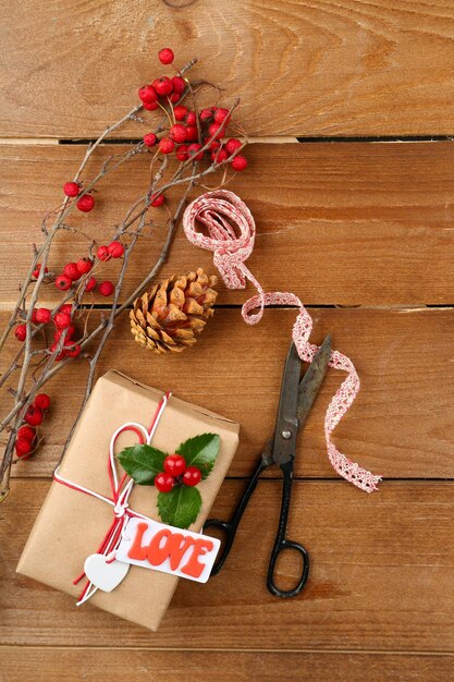 Schöne Weihnachtskomposition mit handgemachten Geschenken auf Holzuntergrund