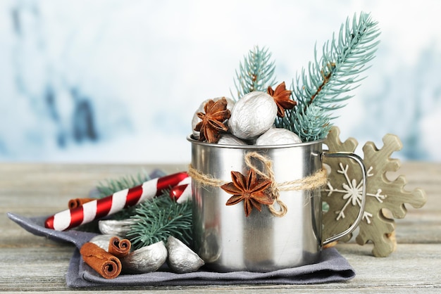 Schöne Weihnachtskomposition mit silbernen Walnüssen, auf Holztisch
