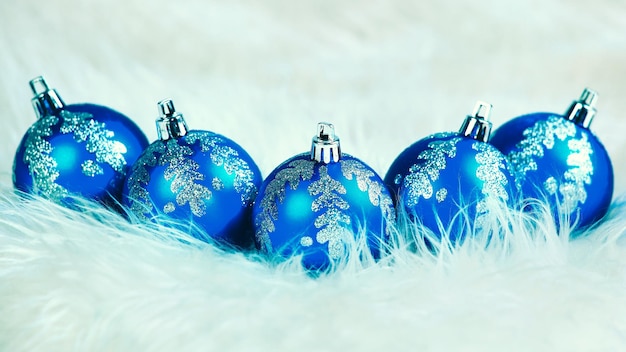 Schöne Weihnachtskugeln und Dekorationen auf hellem Hintergrund