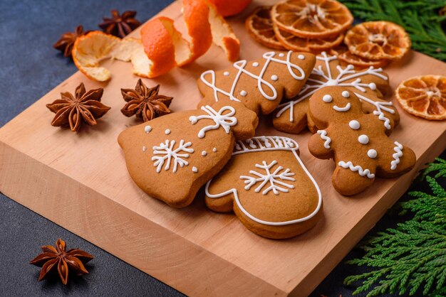 Schöne weihnachtsliche Komposition aus Mandarinen, Pfefferbrot und Sternanis