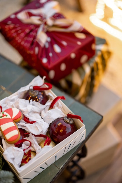 Schöne Weihnachtssachen in Geschenkbox auf dem Tisch im Freien