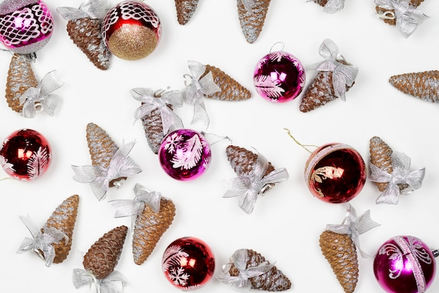 Schöne Weihnachtsschmuck auf dem Tisch