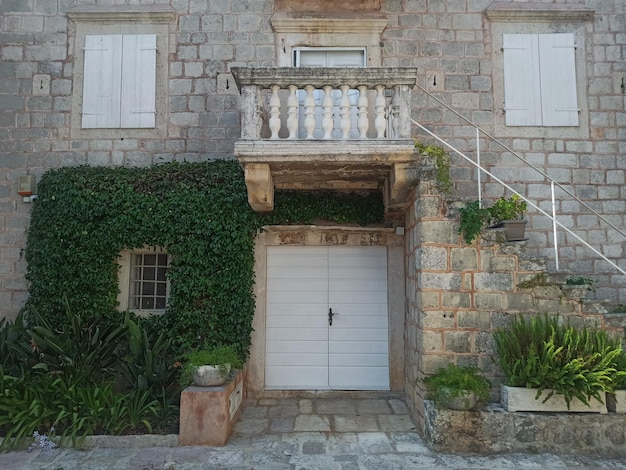 Schöne weiße alte Türen in der Altstadt von Perast Montenegro