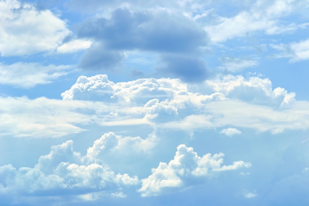 Schöne weiße Cumuluswolke mit dem blauen Himmel