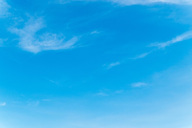 Schöne weiße flauschige Wolken am blauen Himmel Naturhintergrund aus weißen Wolken an sonnigen Tagen