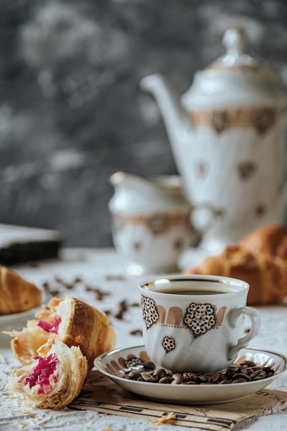 schöne weiße tasse kaffee heißer kaffee zum frühstück frische croissants mit schokolade kaffee spi