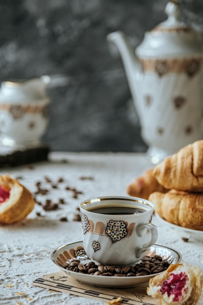 schöne weiße tasse kaffee heißer kaffee zum frühstück frische croissants mit schokolade kaffee spi