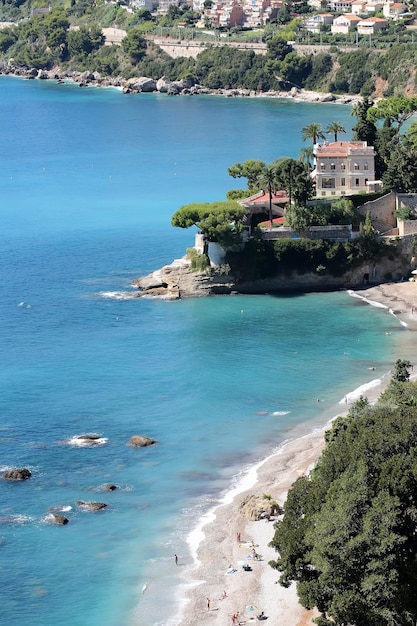 Schöne weiße Villa am Meer