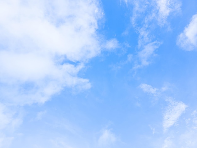 Schöne weiße Wolke am blauen Himmel