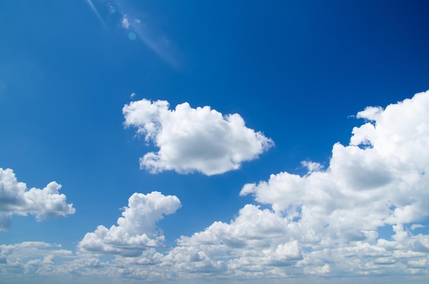 Schöne weiße Wolke am Himmel