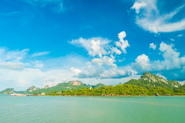 Schöne weiße Wolke auf blauem Himmel und Meer oder Ozean