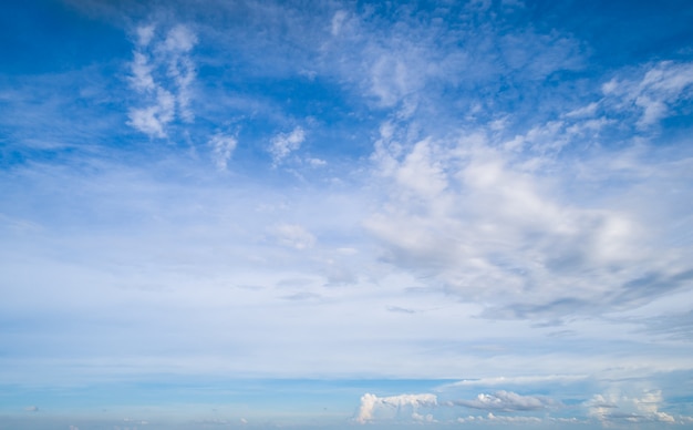 Schöne weiße Wolken am blauen Himmel