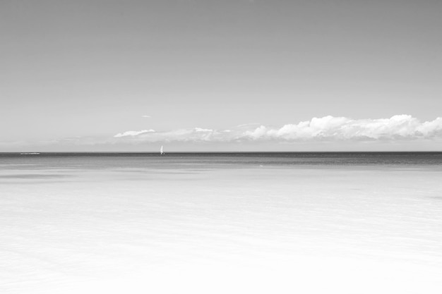 Foto schöne weiße wolken auf blauem himmel über ruhigem see