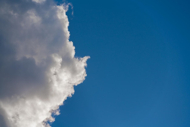 Schöne weiße Wolken auf einem hellblauen Hintergrund