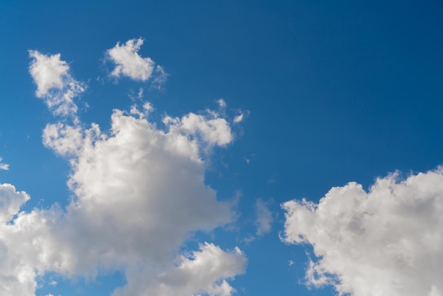 Schöne weiße Wolken auf einem hellblauen Hintergrund