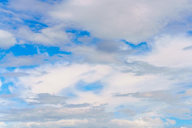 Schöne weiße Wolken auf einem hellblauen Hintergrund