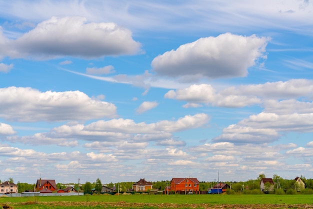 Schöne weiße Wolken auf einem hellblauen HintergrundxAAtmosphärisches Wetterphänomen