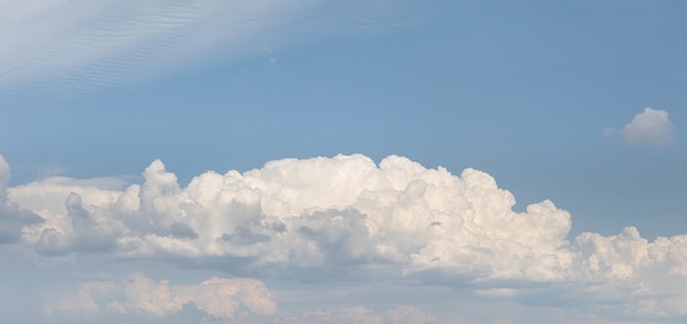 Schöne weiße Wolken gegen blauen Himmel