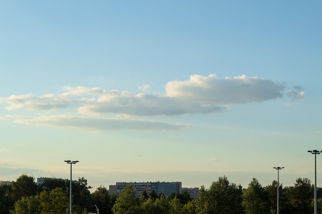 Schöne weiße Wolken im blauen Himmel