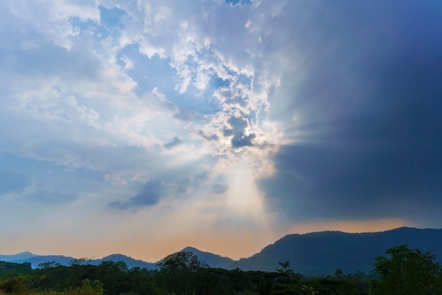 Schöne weiße Wolken und blauer Himmel mit Sonnenstrahlen am Abend