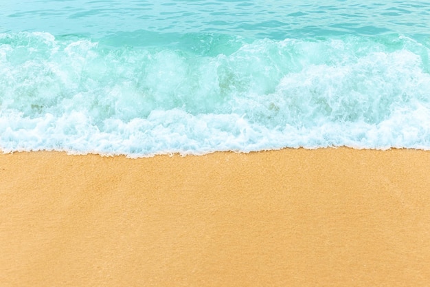Schöne Welle auf einem schönen Strand mit Kopierplatz auf schönem Sand Werbung für einen Reiseurlaub