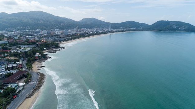 Schöne Welle, die am sandigen Ufer am Strand in Phuket abstürzt