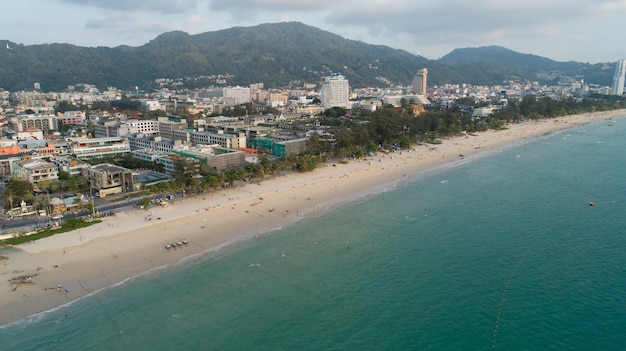 Schöne Welle, die auf sandigem Ufer am Patong-Strand in Phuket-Thailand abstürzt, Drohnenaufnahme aus der Luft.