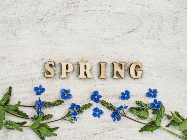 Schöne Wildblumen, die auf einem Holztisch liegen