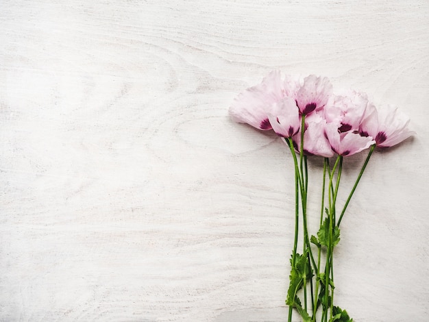 Schöne Wildblumen, die auf einem Holztisch liegen