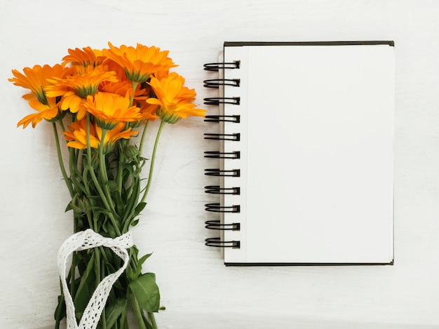 Schöne Wildblumen, die auf einem Holztisch liegen