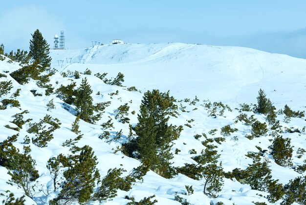 Schöne Wintergebirgslandschaft mit Skilift und Piste am Hang