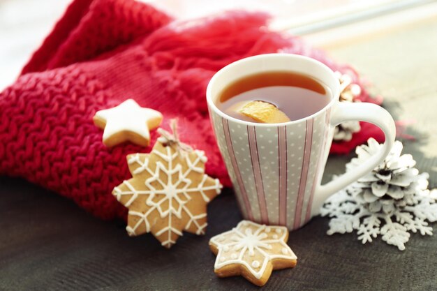 Schöne Winterkomposition mit Tasse Heißgetränk auf Holztisch